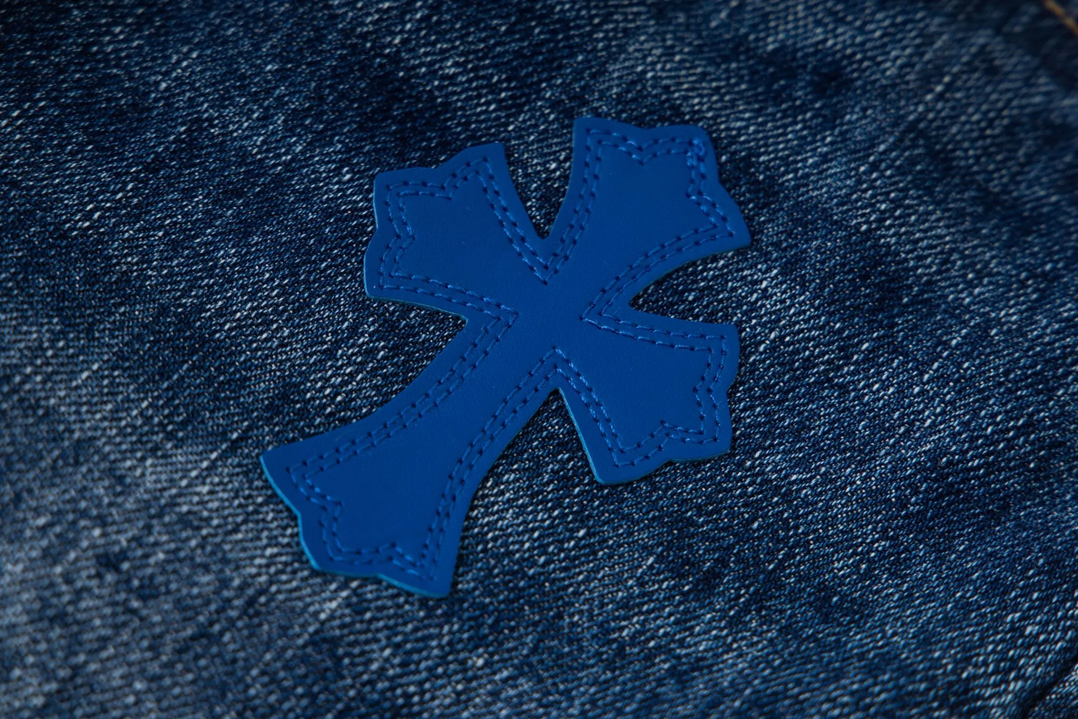 P260 Chrome Hearts Miami Limited Pants Blue Leather Cross Couple Jeans are a hot trend this season and are sought after by countless celebrities and fashionistas. The neat details of the cutting process add color to the playful fashion! The neat and meticulous design, and the well-fitting structure is unique. The upper body not only has outstanding recognition, but also looks younger and younger. A style with the ultimate wearing meaning and performance, gorgeous color matching, and the craftsmanship of this style is also extremely extraordinary. After the finished product is washed, it is disassembled and hand-made with sheepskin cross leather and then spliced ​​together to complete. The whole piece has too many craftsmanship to describe. It is decorated with patchwork cross flowers and high-waisted washed jeans! ! Absolutely high-end luxury product, a god-level single product, a super popular product, made by top heavy industry, a magic weapon that cannot be missed to hit the streets. Style number: 1832 Size: 28 30 32 34 36 Color: blue